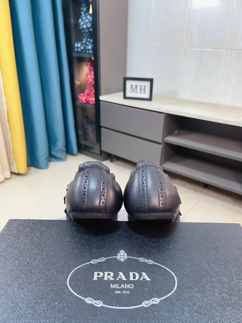Men's shoes 💰560🌸🌸Men's shoes 💰prada/Prada New men's spliced ​​casual sports shoes. These sports shoes use exquisite stitching technology to outline a unique geometric texture, and contemporary lines and details reinterpret the classic sports style. The upper is made of ultra-official material, and the inner foot pad is made of cow leather. It is light and breathable, practical and versatile, and the outsole has a laser logo to create a comfortable wearing experience. Comes with full set of original packaging dust bag! Size: 38-44 (45 customized)